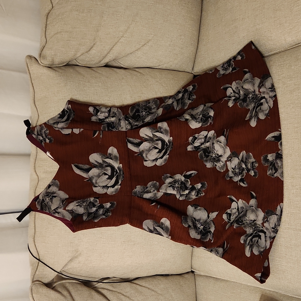 Red v cut floral dress - Picture 3 of 5